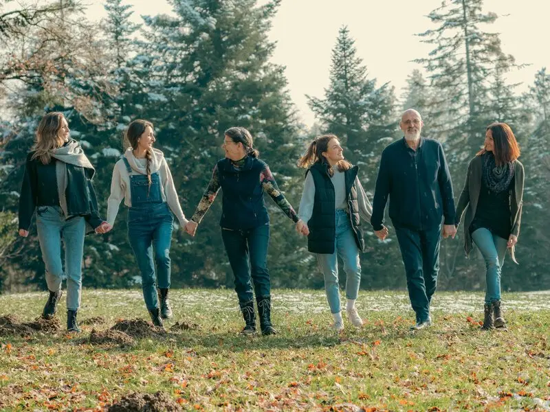 Familie beim Spaziergang – Familienshooting in der Ostschweiz