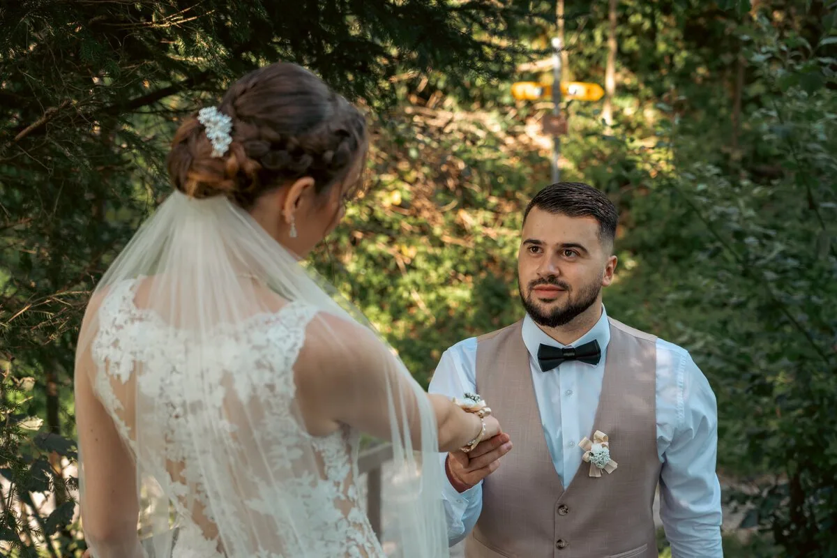 Brautpaar hält sich an den Händen – natürliche Hochzeitsfotografie St. Gallen