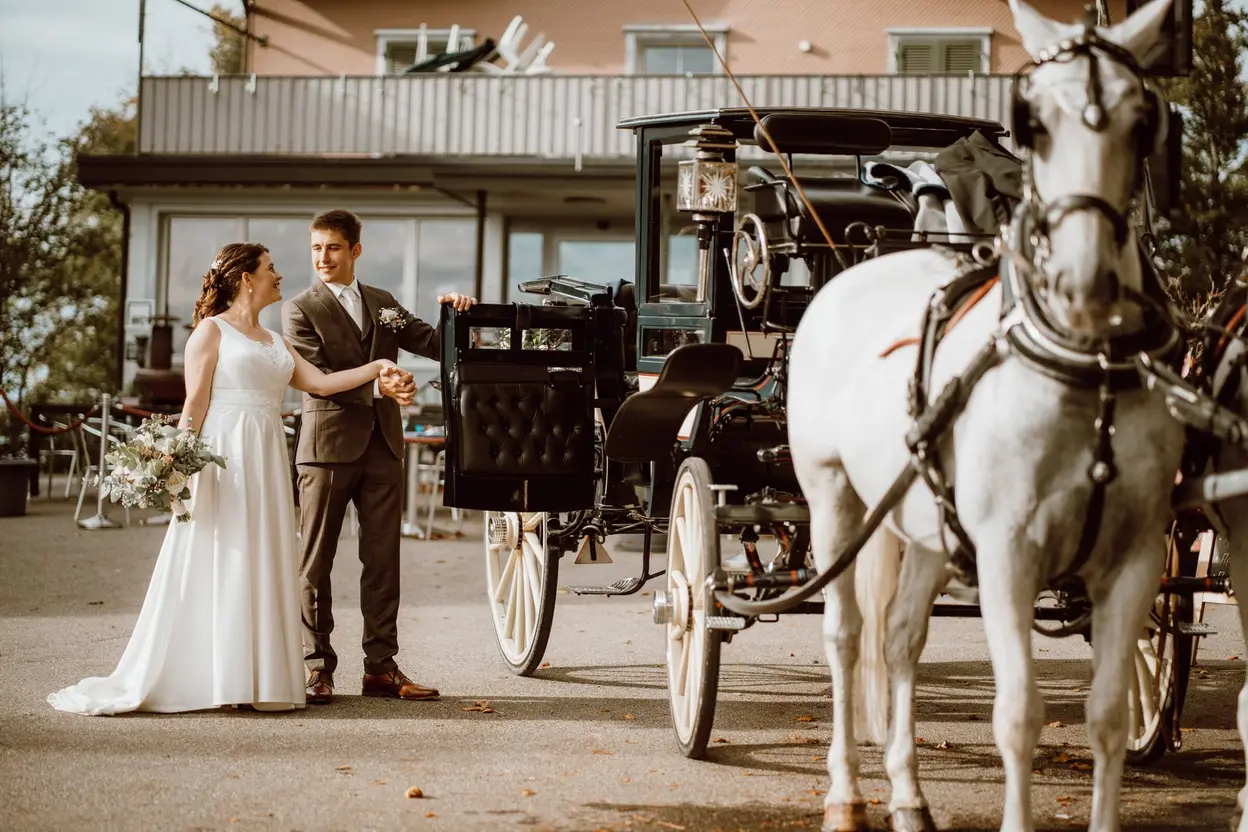 Hochzeitspaar in der Pferdekutsche im Toggenburg – Hochzeitsreportage Ostschweiz